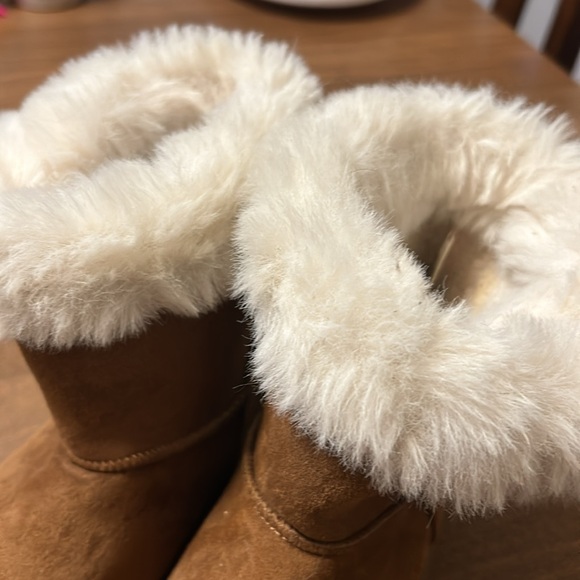 Kohl’s faux suede boots with white fur around rim. In size 5. - Picture 2 of 5